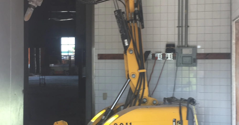 Low-vibration robotic demolition — interior concrete removal (6)